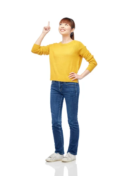 Glad asiatisk kvinna pekar finger uppåt över vita — Stockfoto