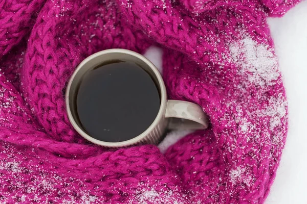 Закрыть чай или кофе и зимний шарф в снегу — стоковое фото