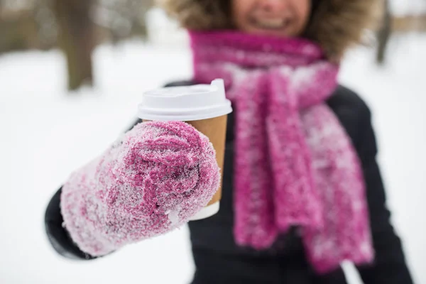 冬の屋外のコーヒーを持つ手のクローズ アップ — ストック写真