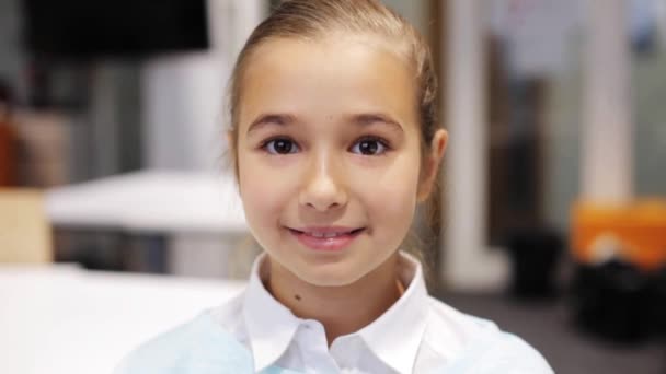 Feliz sonriente hermosa preadolescente chica en la escuela — Vídeos de Stock