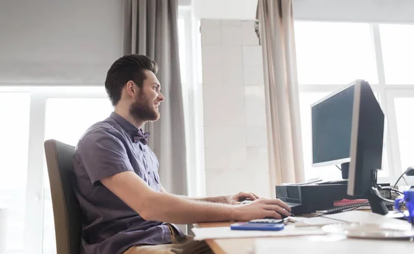 Felice creativo lavoratore d'ufficio maschile con il computer — Foto Stock