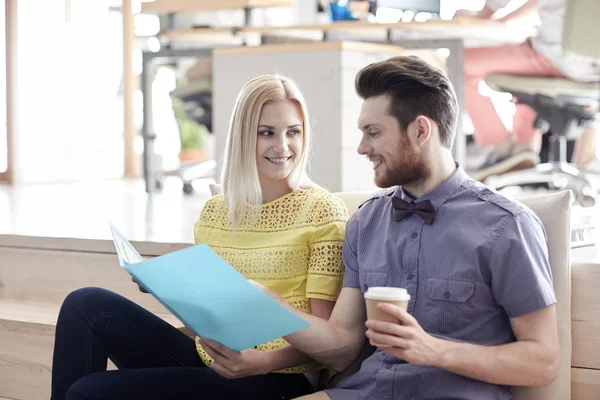 Büroangestellte mit Ordner und Kaffee — Stockfoto