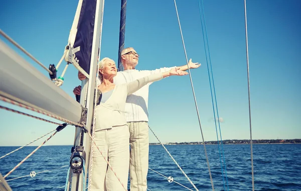 Couple sénior jouissant de la liberté sur voilier en mer — Photo