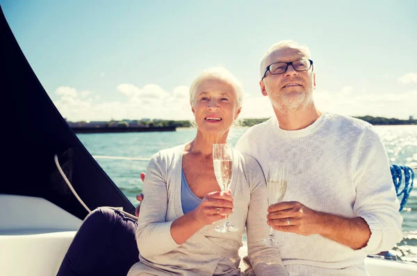 Casal sênior com óculos em barco à vela ou iate — Fotografia de Stock