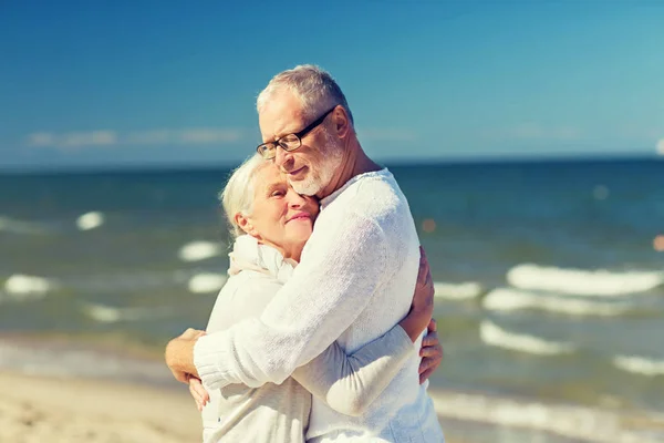 Gelukkige senior paar knuffelen op zomer strand — Stockfoto