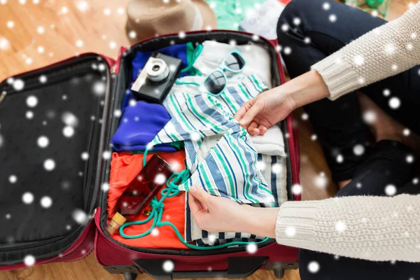 Nahaufnahme einer Frau, die ihre Reisetasche für den Urlaub packt — Stockfoto