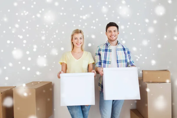 Sonriente pareja con grandes cajas moviéndose a nuevo hogar — Foto de Stock