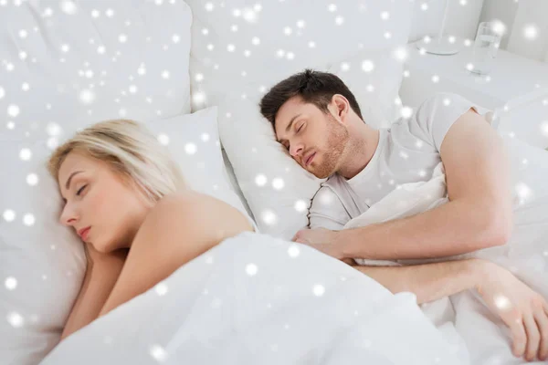 Glückliches Paar schläft zu Hause im Bett — Stockfoto