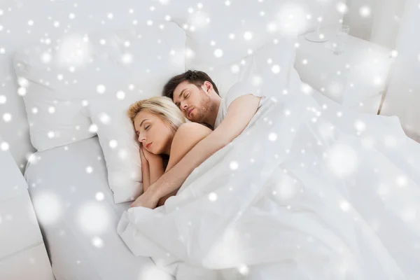 Glückliches Paar schläft zu Hause im Bett — Stockfoto