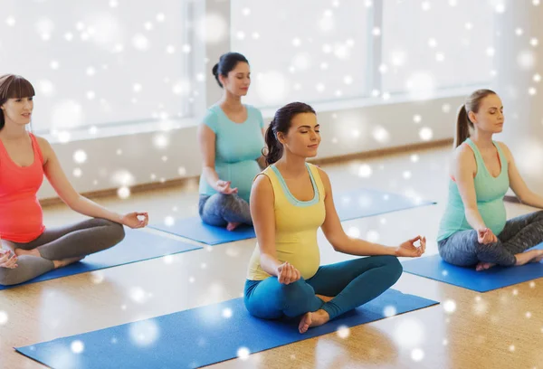 Glücklich schwangere Frauen beim Yoga im Fitnessstudio — Stockfoto