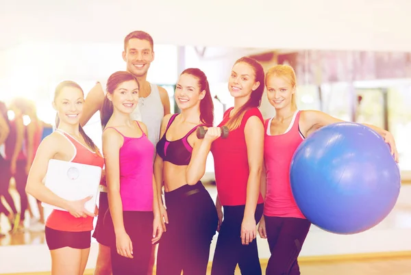 Grupp av leende människor i gymmet — Stockfoto