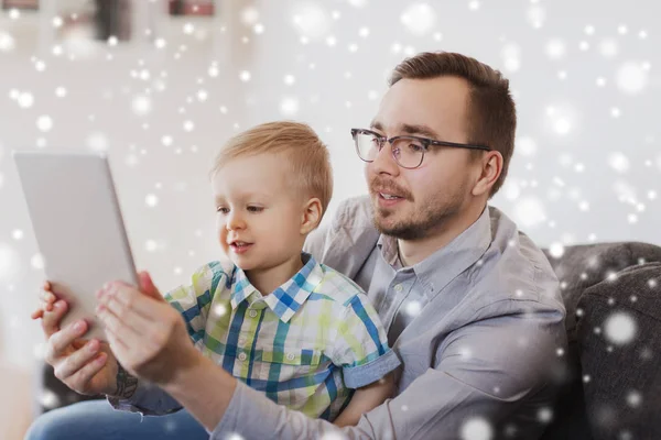 Pai e filho com tablet pc jogando em casa — Fotografia de Stock