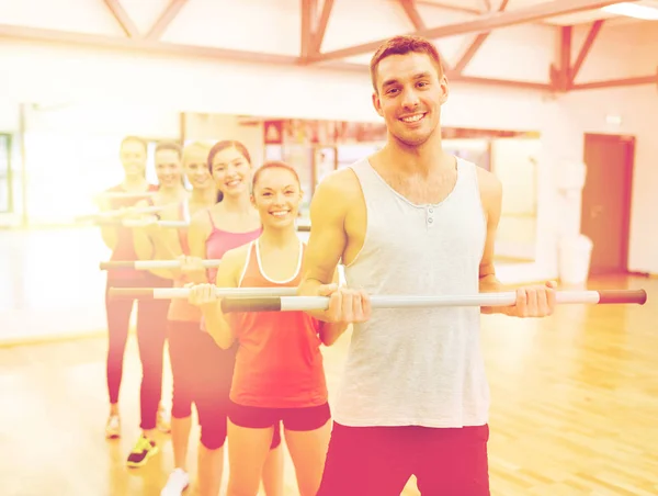 Grup gülümseyen insanların barbell ile çalışma — Stok fotoğraf