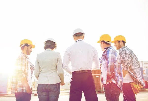 Grupp av byggare och arkitekter på byggnadsplatsen — Stockfoto