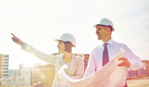 Arquitectos felices con plano en el edificio —  Fotos de Stock