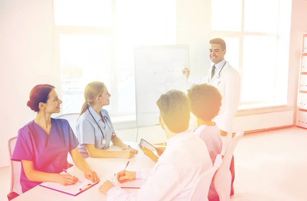 Grupo de médicos en presentación en el hospital — Foto de Stock