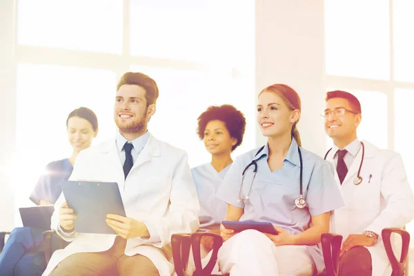 Grupa lekarzy szczęśliwy na seminarium w szpitalu — Zdjęcie stockowe