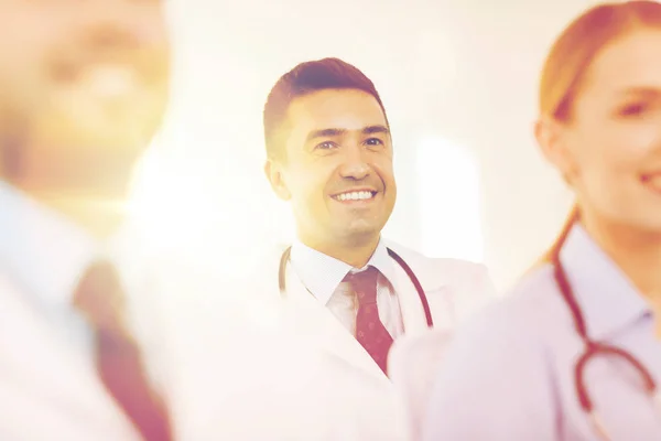Boldog orvos a kórházi orvosok csoportja felett — Stock Fotó