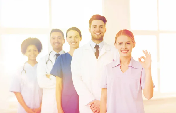 Grupa lekarzy i pielęgniarek w szpitalu — Zdjęcie stockowe