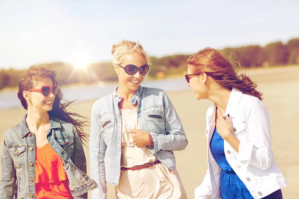 Gruppe lächelnder Frauen mit Sonnenbrille am Strand — Stockfoto