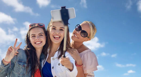 Grupo de mujeres sonrientes tomando selfie sobre el cielo azul —  Fotos de Stock