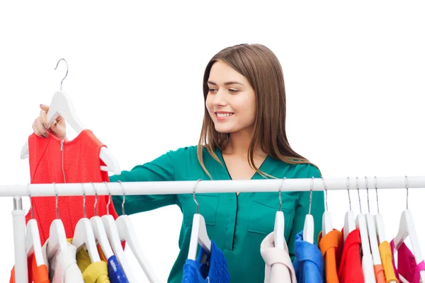 Glückliche Frau wählt Kleidung im heimischen Kleiderschrank — Stockfoto