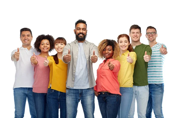 Internationale groep mensen duimen opdagen — Stockfoto