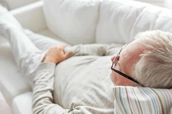 Nahaufnahme eines Seniors, der auf dem Sofa liegt — Stockfoto