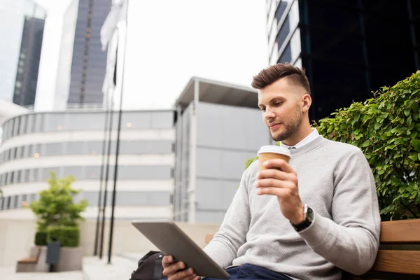 Hombre con la tableta PC y café en el banco de la calle de la ciudad — Foto de Stock