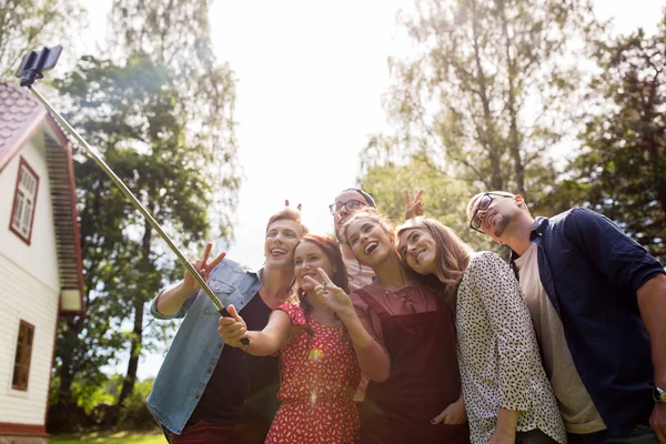 Vrienden nemen selfie op feestje in de zomertuin — Stockfoto