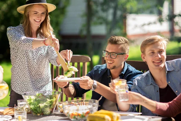 Glückliche Freunde beim Abendessen bei sommerlicher Gartenparty — Stockfoto