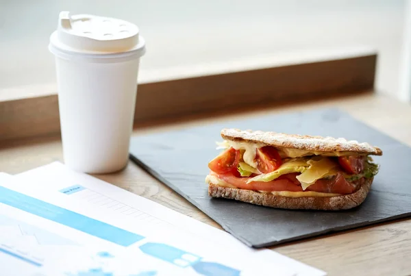 Sanduíche de salmão panini e xícara de bebida no café — Fotografia de Stock