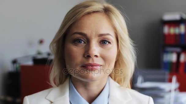 Gesicht einer glücklich lächelnden Frau mittleren Alters im Büro — Stockvideo