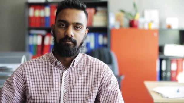 Gelukkig Glimlachende man met baard op kantoor — Stockvideo