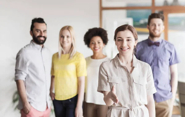 Mujer haciendo apretón de manos sobre equipo de oficina creativa — Foto de Stock