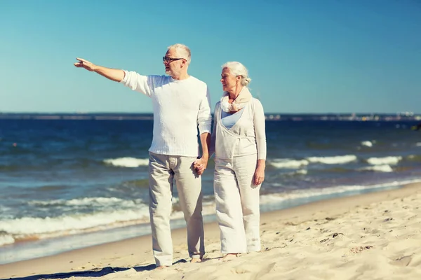 幸福的高级夫妇在夏天海滩上行走 — 图库照片