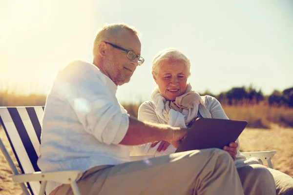 Szczęśliwa para starszy z komputera typu tablet na lato plaża — Zdjęcie stockowe
