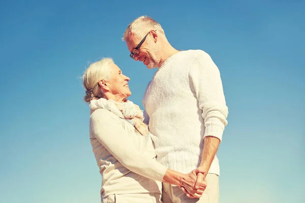 Glückliches Seniorenpaar hält Händchen im Freien — Stockfoto