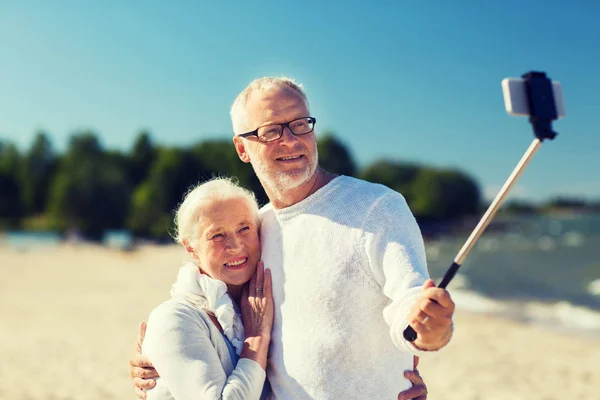 Happy senior couple hugging on summer beach — Stock Photo, Image