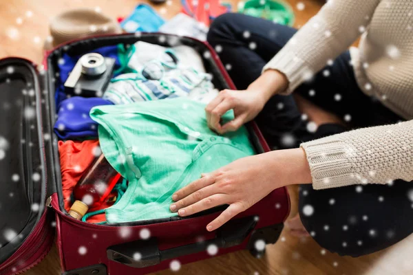 Gros plan de sac de voyage femme emballage pour les vacances — Photo