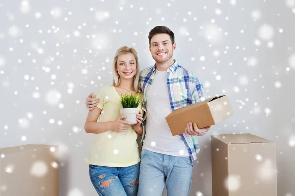 Coppia sorridente con scatole che si trasferiscono in una nuova casa — Foto Stock