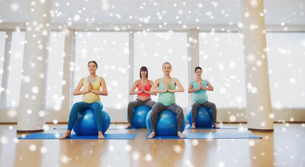 Glückliche Schwangere mit Gymnastikbällen im Fitnessstudio — Stockfoto