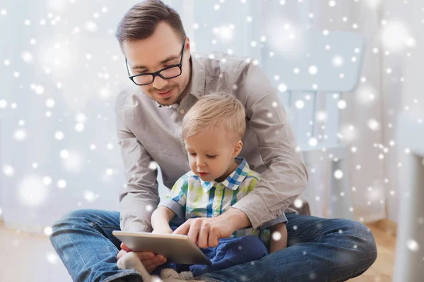 Vater und Sohn mit Tablet-PC spielen zu Hause — Stockfoto