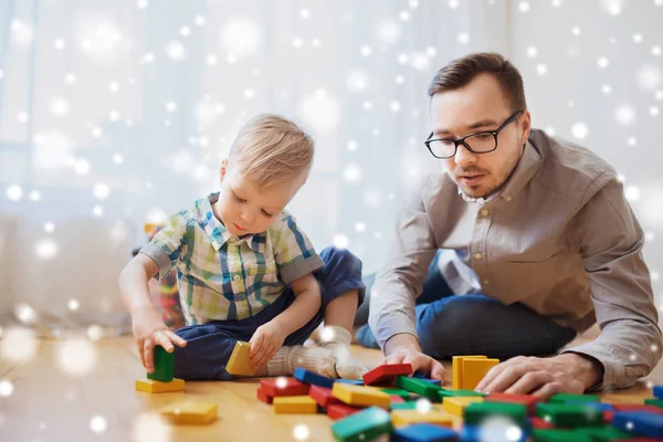 Baba ve oğul evde oyuncak bloklarla oynama — Stok fotoğraf