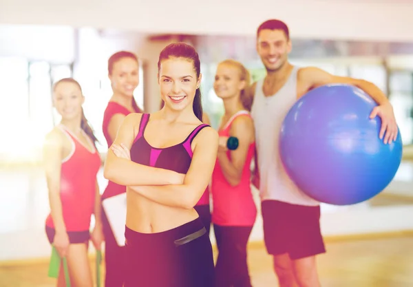 Mujer parada frente al grupo en el gimnasio — Foto de Stock