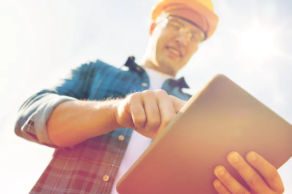 Primer plano del constructor en hardhat con la PC de la tableta —  Fotos de Stock