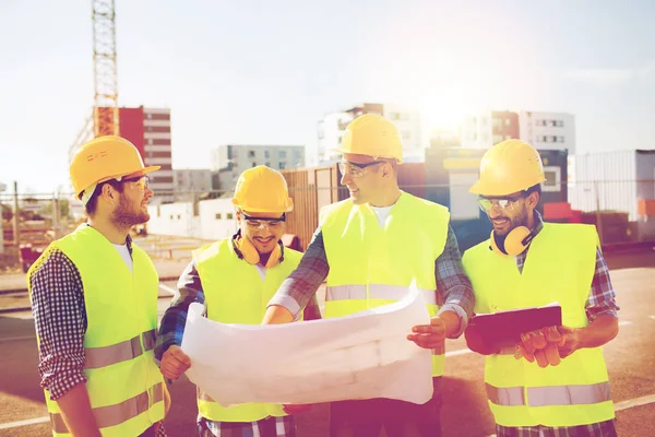 Grupo de constructores con tablet pc y plano — Foto de Stock