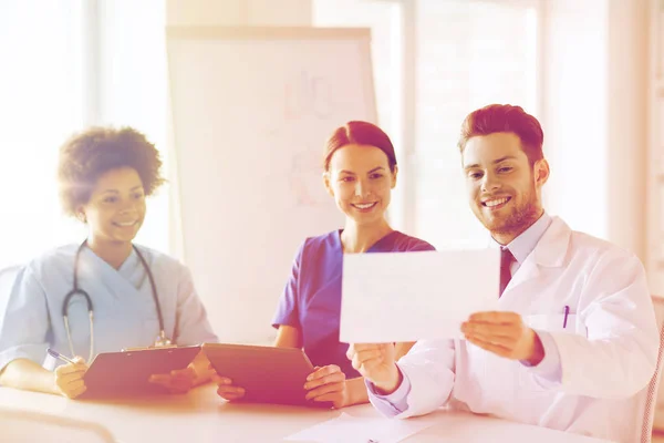 Gruppo di medici felici incontro presso l'ufficio ospedaliero — Foto Stock