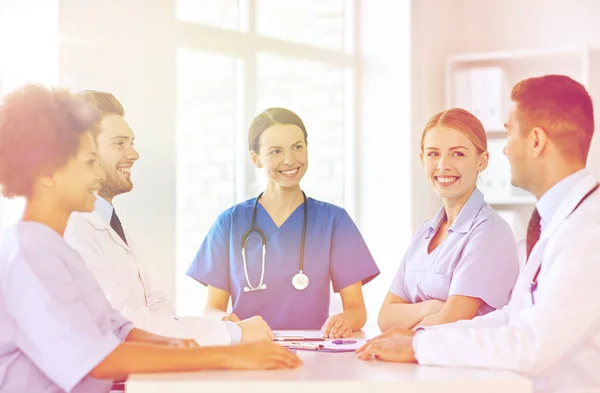 Grupp glada läkare på sjukhuset office — Stockfoto