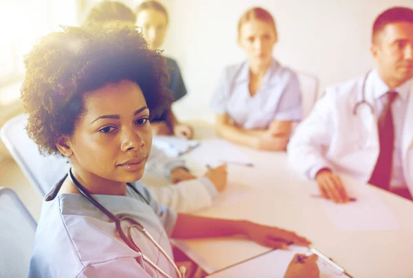 Женщина-врач над группой медиков в больнице — стоковое фото